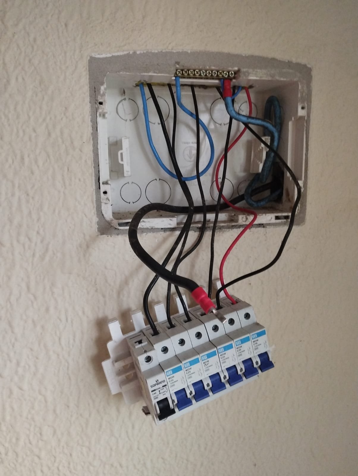 Quadro de distribuição antes da organização