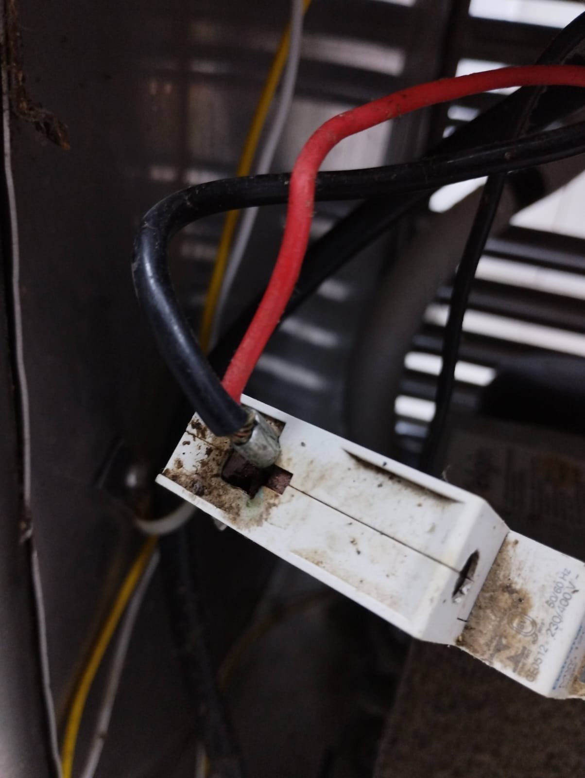 Componente elétrico danificado antes da troca
