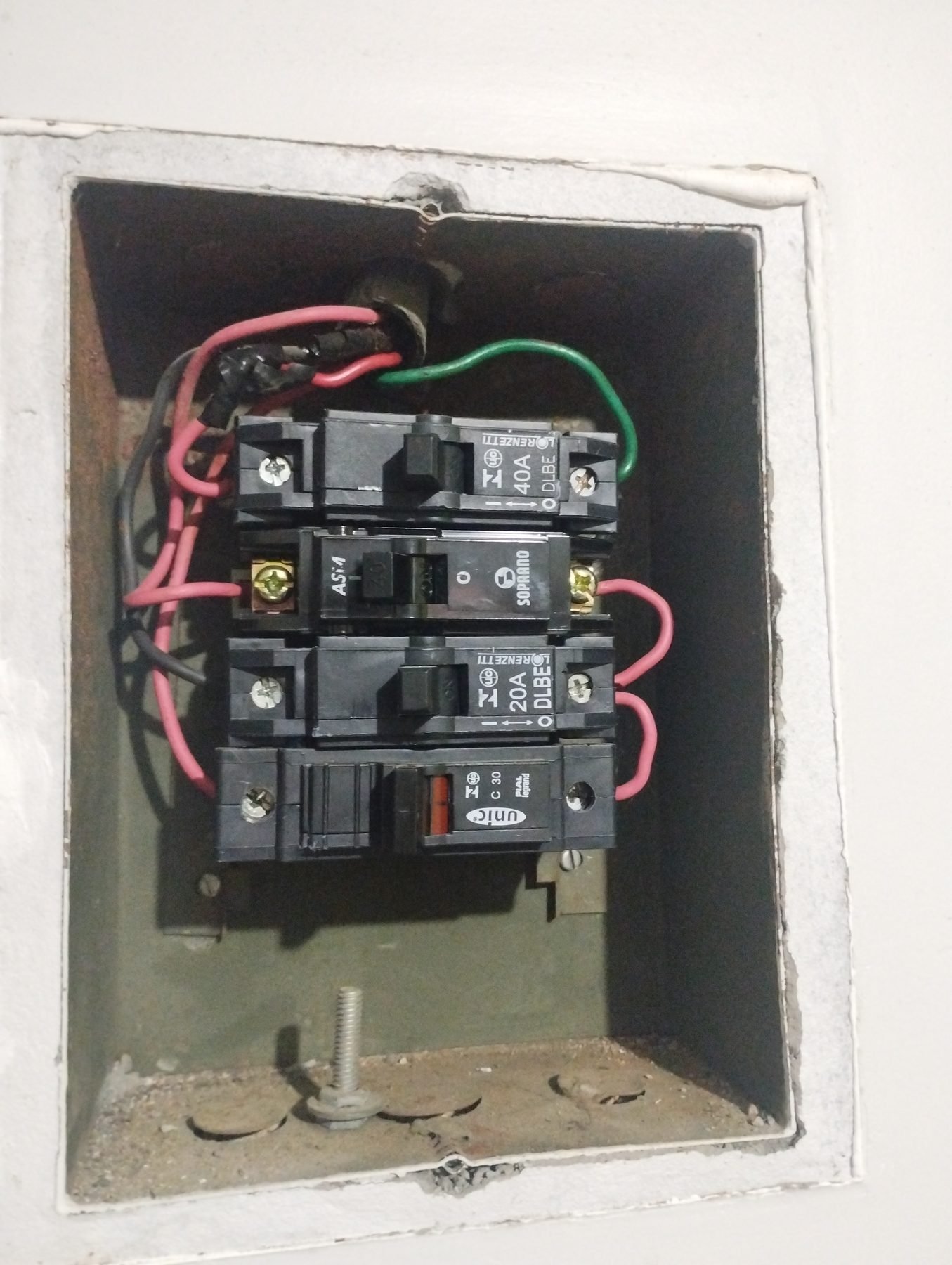 Quadro de disjuntores existente em avaliação