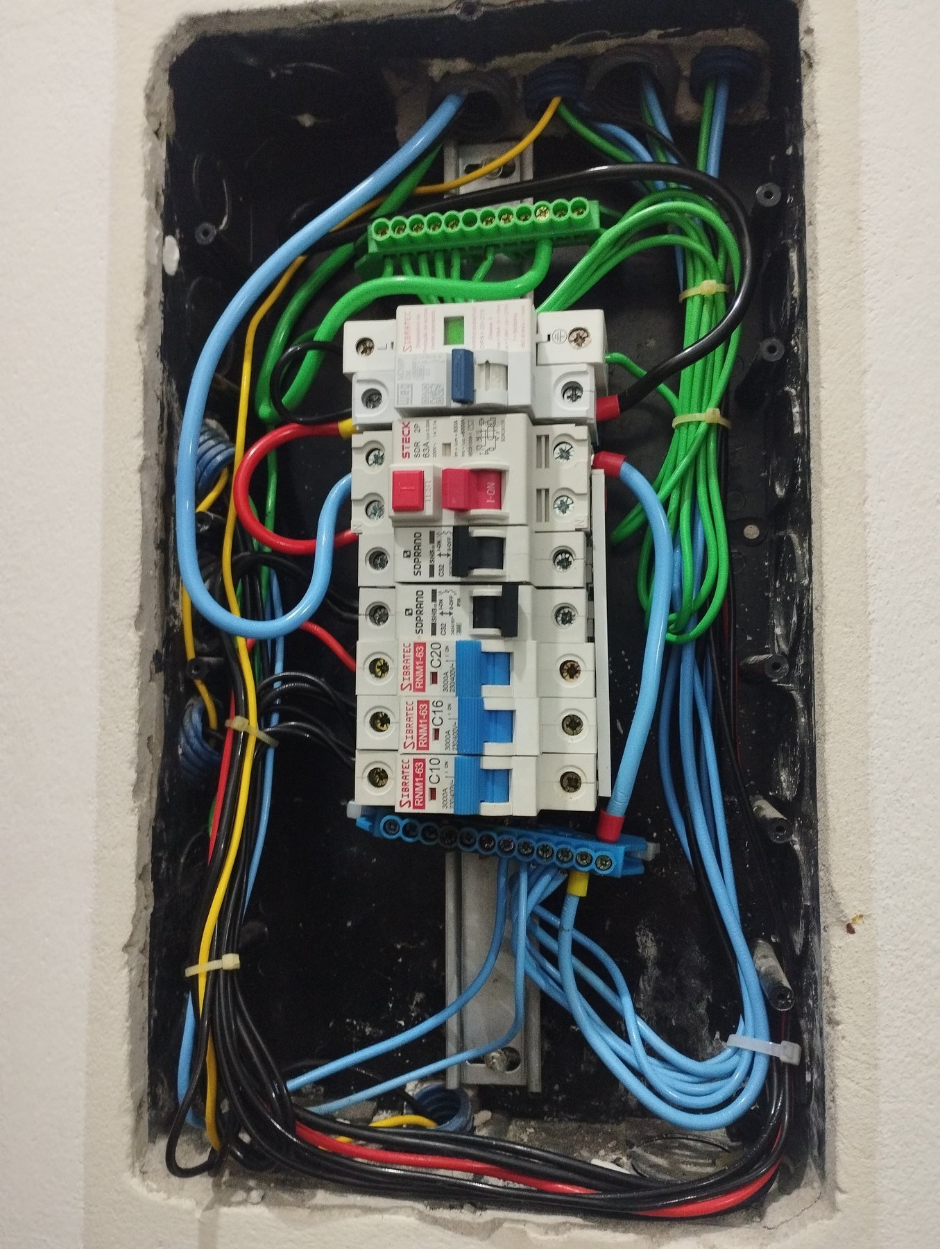 Quadro elétrico com circuitos organizados